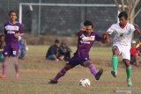 Pesepak bola Persik Kediri Faris Aditama (kiri) dan Yusuf Meilana Fuad (tengah) berlatih di lapangan Ngasinan, Kota Kediri, Jawa Timur, Jumat (23/8/2019). Pertandingan liga dua antara Persik Kediri melawan PSBS Biak yang rencananya digelar pada tanggal 23 Agustus di stadion Cendrawasih Biak urung dilakukan karena tidak mendapatkan ijin dari pihak kepolisian pasca terjadinya kerusuhan di Papua. Antara Jatim/Prasetia Fauzani/zk.