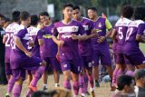 Sejumlah pesepak bola Persik Kediri melakukan pemanasan saat latihan di lapangan Ngasinan, Kota Kediri, Jawa Timur, Jumat (23/8/2019). Pertandingan liga dua antara Persik Kediri melawan PSBS Biak yang rencananya digelar pada tanggal 23 Agustus di stadion Cendrawasih Biak urung dilakukan karena tidak mendapatkan ijin dari pihak kepolisian pasca terjadinya kerusuhan di Papua. Antara Jatim/Prasetia Fauzani/zk.