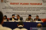 Wakil Ketua Komisi Independen Pemilihan (KIP) Aceh, Tarmizi (tengah) bersama komisioner memimpin Rapat Pleno Terbuka Rekapitrulasi dan Penetapan Hasil Perhitungan Suara Pascaputusan Mahkamah Konstitusi di Banda Aceh, Aceh, Jumat (23/8/2019) malam. Rapat Pleno Terbuka KIP Aceh menetapkan perolehan kursi partai politik dan calon terpilih anggota DPR Aceh hasil pemilu tahun 2019 itu, Partai Aceh terbanyak memperoleh 18 kursi dan urutan kedua Partai Demokrat sebanyak 10 kursi dan ketiga partai Golkar 9 kursi dan sisanya partai lainnya dari total 81 kursi di DPR Aceh. Antara Aceh/Ampelsa.