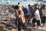 Tim SAR dibantu warga mengevakuasi korban Kapal Ro-Ro KM Santika Nusantara rute Surabaya-Balikpapan yang terbakar di Pulau Masalembo, Jawa Timur. Kamis (22/8/2019). Antara Jatim/BASARNAS/sb/zk.