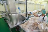 Pekerja melakukan proses produksi coklat di pabrik milik PT Barry Callebaut di Rancaekek, Kabupaten Sumedang, Jawa Barat, Jumat (23/8/2019). Menteri PPN/Bappenas Bambang Brodjonegoro menargetkan setiap tahunnya pertumbuhan industri manufaktur tumbuh sebesar 6,3 persen guna mewujudkan Indonesia sebagai negara dengan perekonomian terbesar kelima di dunia pada 2045.  ANTARA JABAR/Raisan Al Farisi/agr