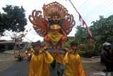 Seorang anak ditandu mengunakan barong saat mengarak penganten di Glagah, Banyuwangi, Jawa Timur, Kamis (22/8/2019). Tradisi Mengarak penganten tersebut, masih dilestarikan oleh masyarakat suku osing sebagai warisan budaya leluhur. Antara Jatim/Budi Candra Setya/zk.