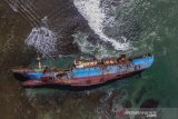 Foto udara monumen Kapal MV Viking di Pantai Putih Pangandaran, Jawa Barat, Jumat (23/8/2019). Kementerian Kelautan dan Perikanan (KKP) menjadikan bangkai kapal pencuri ikan MV Viking asal Nigeria sebagai monument pemberantasan 'illegal fishing' untuk membuktikan bahwa Indonesia berkomitmen untuk memberantas pencurian ikan. ANTARA JABAR/Adeng Bustomi/agr