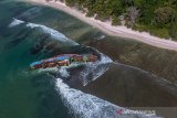 Foto udara monumen Kapal MV Viking di Pantai Putih Pangandaran, Jawa Barat, Jumat (23/8/2019). Kementerian Kelautan dan Perikanan (KKP) menjadikan bangkai kapal pencuri ikan MV Viking asal Nigeria sebagai monument pemberantasan 'illegal fishing' untuk membuktikan bahwa Indonesia berkomitmen untuk memberantas pencurian ikan. ANTARA JABAR/Adeng Bustomi/agr