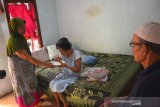 Warga memberi makan penyandang tunanetra, Srimah (74) di rumahnya Desa Puton, Kecamatan Diwek, Kabupaten Jombang, Jawa Timur, Jumat (23/8/2019). Nenek Srimah yang mengalami kebutaan sejak puluhan tahun lalu karena disebabkan penyakit itu termasuk warga miskin yang jarang mendapatkan bantuan dari pemerintah setempat. Saat ini ia tinggal sebatang kara karena anak tunggalnya terkena penyakit kanker dan harus menjalani perawatan di rumah sakit, untuk makan dan minum setiap harinya bergantung dari belas kasih warga sekitar. Antara Jatim/Syaiful Arif/zk.