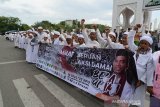 Demonstran yang tergabung dalam Gerakan Umat Bela Ulama mengusung poster dan spanduk saat aksi damai di kawasan Masjid Raya Baiturrahman, Banda Aceh, Aceh, Jumat (23/8/2019). Demonstran yang terdiri dari mahasiswa, aktivis 98, advokat dan termasuk santri menyatakan akan berada di garda terdepan untuk membela Ustad Abdul Somad terkait upaya diskriminasi oleh pihak tertentu yang dapat merusak kerukunan umat beragama dalam NKRI. Antara Aceh/Ampelsa.