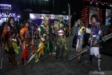 Peserta anime cosplay karakter dynasty warrior 8 berpose dalam acara Gamers Land Party (GLP) 2019 di Jatim Expo, Surabaya, Jawa Timur, Sabtu (24/8/2019). Gamers Land Party (GLP) 2019 yang diadakan selama dua hari mulai 24-25 Agustus 2019 tersebut merupakan wadah bagi para penggemar gim dan eSports di Tanah Air dan membangun ekosistem digital entertainment lifestyle bagi masyarakat di Indonesia. Antara Jatim/Umarul Faruq/zk