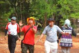 Pewarta bersama karyawan LKBN Antara Biro Kalsel mengikuti lomba kelereng di Taman Hutan Raya Mandiangin, Kabupaten Banjar, Kalimantan Selatan, Sabtu (24/8/2019).LKBN Antara Biro Kalsel mengadakan sejumlah perlombaan, doorprize dan makan bersama serta menanam pohon antar staf untuk memeriahkan HUT ke-74 Republik Indonesia.Foto Antaranews Kalsel/Bayu Pratama S.