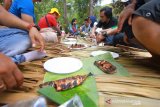 Pewarta bersama karyawan LKBN Antara Biro Kalsel makan bersama di Taman Hutan Raya Mandiangin, Kabupaten Banjar, Kalimantan Selatan, Sabtu (24/8/2019).LKBN Antara Biro Kalsel mengadakan sejumlah perlombaan, doorprize dan makan bersama serta menanam pohon antar staf untuk memeriahkan HUT ke-74 Republik Indonesia.Foto Antaranews Kalsel/Bayu Pratama S.