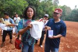 Pewarta bersama karyawan LKBN Antara Biro Kalsel mendapatkan hadiah doorprize di Taman Hutan Raya Mandiangin, Kabupaten Banjar, Kalimantan Selatan, Sabtu (24/8/2019).LKBN Antara Biro Kalsel mengadakan sejumlah perlombaan, doorprize dan makan bersama serta menanam pohon antar staf untuk memeriahkan HUT ke-74 Republik Indonesia.Foto Antaranews Kalsel/Bayu Pratama S.