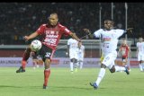 Pesepak bola Bali United Leonard Tupamahu (kiri) berebut bola dengan pesepak bola Arema Riky Kayame (kanan) saat pertandingan Liga 1 2019 di Stadion I Wayan Dipta, Gianyar, Bali, Sabtu (24/8/2019). ANTARA FOTO/Fikri Yusuf/nym