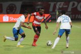 Pesepak bola Madura United (MU) David Laly (tengah) berusaha melewati pesepak bola PSIS Semarang Soni Setiawan (kiri) dan Septian David Maulana (kanan) dalam laga Shopee Liga 1 di Stadion Gelora Madura Ratu Pamelingan (SGMRP) Pamekasan, Jawa Timur, Sabtu (24/8/2019). MU memenangi pertandingan tersebut dengan skor 3-0. Antara Jatim/Saiful Bahri/zk.