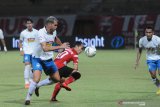 Pesepak bola Madura United (MU) Slamet Nurcahyo (ke dua kanan) berebut bola dengan pesepak bola PSIS Semarang Wallace Costa Alves (kedua kiri) dalam laga Shopee Liga 1 di Stadion Gelora Madura Ratu Pamelingan (SGMRP) Pamekasan, Jawa Timur, Sabtu (24/8/2019). MU memenangi pertandingan tersebut dengan skor 3-0. Antara Jatim/Saiful Bahri/zk.