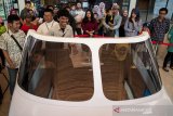 Petugas memberikan arahan kepada warga saat bermain N219 Cockpit Demonstrator pada acara HUT Ke-43 PT. Dirgantara Indonesia (PTDI) di Gedung PKSN PTDI, Bandung, Jawa Barat, Sabtu (24/8/2019). Dalam perayaan Hari Ulang Tahun ke-43 PT Dirgantara Indonesia (PTDI) menyatakan akan segera menyelesaikan proses sertifikasi pesawat N219 yang sedianya memiliki misi untuk menyambungkan pemerataan ekonomi Indonesia, khususnya daerah Papua. ANTARA JABAR/Novrian Arbi/agr