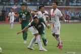 Pesepak bola Persebaya Oktavianus Fernando (tengah) berusaha melewati pesepak bola Persija Mamam Abdurahman (kiri) dan Novri Setiawan (kanan) saat pertandingan Liga 1 2019 di Stadion Gelora Bung Tomo, Surabaya, Jawa Timur, Sabtu (24/8/2019). Persebaya imbang melawan Persija dengan skor akhir 1-1. Antara Jatim/Moch Asim/zk.