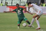 Pesepak bola Persebaya Ruben Karel Sanadi  (kiri) berusaha menghalau pesepak bola Persija Feby Eka Putra (kanan) saat pertandingan Liga 1 2019 di Stadion Gelora Bung Tomo, Surabaya, Jawa Timur, Sabtu (24/8/2019). Persebaya imbang melawan Persija dengan skor akhir 1-1. Antara Jatim/Moch Asim/zk.