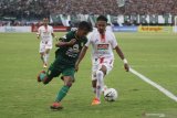 Pesepak bola Persebaya Moch Supriadi (kiri) berusaha melewati pesepak bola Persija Rohit Chand (kanan) saat pertandingan Liga 1 2019 di Stadion Gelora Bung Tomo, Surabaya, Jawa Timur, Sabtu (24/8/2019). Persebaya imbang melawan Persija dengan skor akhir 1-1. Antara Jatim/Moch Asim/zk.