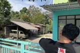 Warga melintas di depan rumah terduga teroris Kurniawan Joko Wicaksono di kawasan Jalan Ir Soekarno, Kota Blitar, Jawa Timur, Sabtu (24/8/2019). Tim Detasemen Khusus (Densus) 88 Antiteror Polri pada Jumat (23/8) malam, mengamankan tiga orang terduga teroris Subagio (53), Kurniawan Joko Wicaksono (48) dan Joan Puji Santoso (47) yang ditangkap di rumahnya masing-masing. Antara Jatim/Irfan Anshori/zk.