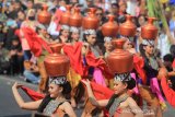 Penari mementaskan tari Buyung saat perayaan adat Serentaun di Cigugur, Kuningan, Jawa Barat, Sabtu (24/8/2019). Tradisi adat Serentaun ini merupakan perwujudan atas rasa syukur masyarakat Cigugur yang mayoritas petani terhadap karunia sang pencipta dan dirayakan pada 22 Raya Agung tahun Saka Sunda. ANTARA JABAR/Dedhez Anggara/agr