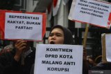 Pegiat anti korupsi yang tergabung dalam Malang Corruption Watch (MCW) berunjuk rasa saat Pelantikan Anggota DPRD Kota Malang di depan Gedung DPRD Malang, Jawa Timur,  Sabtu (24/8/2019). Dalam pernyataan sikapnya, mereka meminta anggota DPRD yang baru dilantik agar jujur dan tidak melakukan korupsi seperti yang dilakukan 42 anggota DPRD Kota Malang periode sebelumnya. Antara Jatim/Ari Bowo Sucipto/zk.