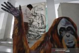 Seniman Aceh Idrus Bin Harun melukis orangutan dengan judul “I Hope. You Care” sebagai wujud keprihatinan pada peringatan hari orangutan sedunia yang diselenggarakan WWF Indonesia bersama Earth Hour Aceh dan Komunitas Kanot Bu serta lembaga peduli lingkungan lainnya di Taman Bustanul Shalatin, Banda Aceh, Aceh, Sabtu (24/8/2019). Orangutan betina bernama Hope hingga saat ini masih menjalani perawatan intensif di pusat karantina Orangutan di Sibolangit, Sumatera Utara akibat luka tembak dengan senapan angin di kawasan perkebunan warga Kota Subulussalam, Aceh. Antara Aceh / Irwansyah Putra.