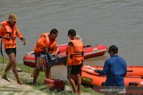 Peserta mengikuti uji kompetensi pencarian dan pertolongan di permukaan air atau water rescue di waduk Jambe, Desa Pelabuhan, Kecamatan Plandaan, Jombang, Jawa Timur, Sabtu (24/8/2019). Uji kompetensi bagi potensi Search and Rescue yang digelar Badan Nasional Pencarian dan Pertolongan (Basarnas) Jatim itu untuk menyiapkan potensi pencarian dan pertolongan yang siap memiliki kompetensi yang sesuai standar yang ditentuka guna mendukung operasi pencarian dan pertolongan tersebut diikuti sebanyak 100 peserta potensi SAR. Antara Jatim/Syaiful Arif/zk.