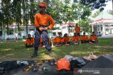 Peserta mengikuti uji kompetensi potensi pencarian dan pertolongan materi HART (High Angle Rescue Tehnique) Lifting/Mechanical Advantage System (MAS) di lapangan Pemda Jombang, Jawa Timur, Sabtu (24/8/2019). Uji kompetensi bagi potensi Search and Rescue yang digelar Badan Nasional Pencarian dan Pertolongan (Basarnas) Jatim itu untuk menyiapkan potensi pencarian dan pertolongan yang siap memiliki kompetensi yang sesuai standar yang ditentuka guna mendukung operasi pencarian dan pertolongan tersebut diikuti sebanyak 100 peserta potensi SAR. Antara Jatim/Syaiful Arif/zk.