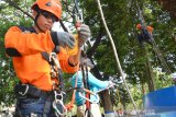 Peserta mengikuti uji kompetensi pencarian dan pertolongan materi HART (High Angle Rescue Tehnique) Ascendmechanical System di lapangan Pemda Jombang, Jawa Timur, Sabtu (24/8/2019). Uji kompetensi bagi potensi Search and Rescue yang digelar Badan Nasional Pencarian dan Pertolongan (Basarnas) Jatim itu untuk menyiapkan potensi pencarian dan pertolongan yang siap memiliki kompetensi yang sesuai standar yang ditentuka guna mendukung operasi pencarian dan pertolongan tersebut diikuti sebanyak 100 peserta potensi SAR. Antara Jatim/Syaiful Arif/zk.