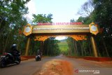 Gerbang Taman hutan raya (Tahura) Sultan Adam Mandiangin, Kabupaten Banjar, Kalimantan Selatan, Minggu (25/8/2019).Tahura Sultam Adam Mandiangin menawarkan berbagai macam wisata alam seperti pemandangan indah, budidaya madu kalulut,flora dan fauna, dan lokasi swafoto.Foto Antaranews Kalsel/Bayu Pratama S.