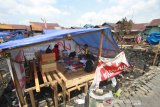 Warga mengungsi di tenda darurat pasca kebakaran yang melanda pemukiman di Alalak Selatan, Banjarmasin, Kalimantan Selatan, Minggu (25/8/2019).Pasca kebakaran yang melanda kawasan tersebut pada Rabu (21/8/2019) sore, sejumlah warga masih mengungsi di tenda darurat akibat kehilangan tempat tinggal.Foto Antaranews Kalsel/Bayu Pratama S.