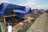 Warga mengungsi di tenda darurat pasca kebakaran yang melanda pemukiman di Alalak Selatan, Banjarmasin, Kalimantan Selatan, Minggu (25/8/2019).Pasca kebakaran yang melanda kawasan tersebut pada Rabu (21/8/2019) sore, sejumlah warga masih mengungsi di tenda darurat akibat kehilangan tempat tinggal.Foto Antaranews Kalsel/Bayu Pratama S.
