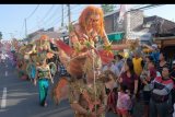 Seniman menampilkan busana kreasi dalam parade budaya Sanur Village Festival 2019 di Sanur, Denpasar, Bali, Minggu (25/8/2019). Kegiatan yang merupakan rangkaian penutupan Sanur Village Festival tersebut untuk mempromosikan budaya lokal desa setempat. ANTARA FOTO/Nyoman Hendra Wibowo/nym