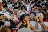 Peserta mengikuti pemakaian masker secara bersama-sama di Halaman Gedung Sate, Bandung Jawa Barat, Minggu (25/8/2019). Pemakaian masker yang diikuti oleh ratusan peserta tersebut dilakukan dalam rangka mengkampanyekan kesehatan wajah dari bahaya racun polusi udara semakin buruk di beberapa kota di Indonesia. ANTARA JABAR/Raisan Al Farisi/agr