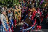 Warga menggunakan kostum unik saat mengikuti Kirab Budaya Kariaan Agustusan di Kawasan Hari Bebas Kendaraan, Cimahi, Jawa Barat, Minggu (25/8/2019). Kirab Budaya yang diikuti oleh sejumlah pelaku seni di Kota Cimahi tersebut sebagai ajang memperingati HUT Ke-74 Kemerdekaan RI dengan menampilkan sejumlah kostum berbahan limbah. ANTARA JABAR/Novrian Arbi/agr