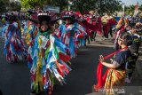 Warga menggunakan kostum unik saat mengikuti Kirab Budaya Kariaan Agustusan di Kawasan Hari Bebas Kendaraan, Cimahi, Jawa Barat, Minggu (25/8/2019). Kirab Budaya yang diikuti oleh sejumlah pelaku seni di Kota Cimahi tersebut sebagai ajang memperingati HUT Ke-74 Kemerdekaan RI dengan menampilkan sejumlah kostum berbahan limbah. ANTARA JABAR/Novrian Arbi/agr