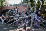 Warga menggunakan kostum unik saat mengikuti Kirab Budaya Kariaan Agustusan di Kawasan Hari Bebas Kendaraan, Cimahi, Jawa Barat, Minggu (25/8/2019). Kirab Budaya yang diikuti oleh sejumlah pelaku seni di Kota Cimahi tersebut sebagai ajang memperingati HUT Ke-74 Kemerdekaan RI dengan menampilkan sejumlah kostum berbahan limbah. ANTARA JABAR/Novrian Arbi/agr