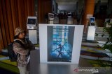 Pengunjung mengamati karya foto pada pameran yang foto yang bertajuk 