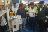 Menteri Riset, Teknologi, dan Pendidikan Tinggi Mohamad Nasir (tengah) bersama Wakil Gubernur Bali Tjokorda Oka Artha Ardana Sukawati (kanan) melihat alat peringatan dini gempa bumi dalam Ritech Expo 2019 yaitu rangkaian peringatan Hari Kebangkitan Teknologi Nasional (Hakteknas) ke-24 di Denpasar, Bali, Minggu (25/8/2019). Pameran bidang teknologi tersebut menampilkan produk-produk hasil riset dan teknologi dari 18 kawasan 'Science Technopark' di seluruh Indonesia sebagai ajang untuk memunculkan inovasi dari berbagai daerah. Antaranews Bali/Nyoman Budhiana.