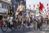 Sejumlah pengendara sepeda tua (onthel) berkeliling kota saat mengikuti kegiatan 