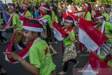 Sejumlah Penari membawakan Tari Kolosal Kembang Tanjung pada acara Kariaan Agustusan di Kawasan Hari Bebas Kendaraan, Cimahi, Jawa Barat, Minggu (25/8/2019). Sedikitnya 250 penari ikut tampil dalam kegiatan yang bertujuan mengenalkan potensi pariwisata khususnya keragaman seni dan budaya yang ada di Kota Cimahi sekaligus memeriahkan Peringatan HUT ke-74 Kemerdekaan Republik Indonesia. ANTARA JABAR/Novrian Arbi/agr