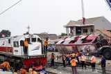 Sejumlah petugas berusaha mengevakuasi bus yang tertabrak kereta api Argo - Parahyangan KA-32 jurusan Gambir - Bandung di Warung Bambu, Karawang, Jawa Barat, Senin (26/08/2019). Kecelakaan tersebut terjadi akibat Bus dengan nomor polisi T 7915 DC mogok ditengah perlintasan kereta api. ANTARA JABAR/M Ibnu Chazar/agr