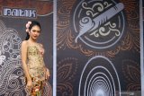 Model memperagakan busana kebaya batik dalam Festival Batik Ngalam di Taman Krida Budaya, Malang, Jawa Timur, Senin (26/8/2019). Festival yang diikuti puluhan pengrajin batik dari berbagai daerah tersebut diisi dengan rangkaian kegiatan yakni pameran batik, peragaan busana dan pelatihan membatik sebagai upaya untuk mengenalkan keberagaman motif serta corak warna batik nusantara. Antara Jatim/Ari Bowo Sucipto/zk