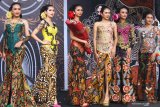 Model memperagakan busana kebaya batik dalam Festival Batik Ngalam di Taman Krida Budaya, Malang, Jawa Timur, Senin (26/8/2019). Festival yang diikuti puluhan pengrajin batik dari berbagai daerah tersebut diisi dengan rangkaian kegiatan yakni pameran batik, peragaan busana dan pelatihan membatik sebagai upaya untuk mengenalkan keberagaman motif serta corak warna batik nusantara. Antara Jatim/Ari Bowo Sucipto/zk