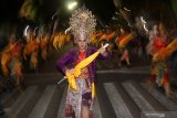 Peserta Kediri Nite Carnival mengenakan kostum unik melewati jalan protokol di Kota Kediri, Jawa Timur, Sabtu (24/8/2019) malam. Karnaval malam hari yang diikuti sebanyak 136 kelompok dari sejumlah daerah tersebut guna memperingati Hut ke-1140 Kota Kediri. Antara Jatim/Prasetia Fauzani/zk.