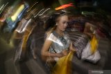 Peserta Kediri Nite Carnival mengenakan kostum unik melewati jalan protokol di Kota Kediri, Jawa Timur, Sabtu (24/8/2019) malam. Karnaval malam hari yang diikuti sebanyak 136 kelompok dari sejumlah daerah tersebut guna memperingati Hut ke-1140 Kota Kediri. Antara Jatim/Prasetia Fauzani/zk.