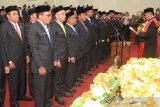 Sejumlah anggota Dewan Perwakilan Rakyat Kabupaten (DPRK) periode 2019-2024 mengucapkan sumpah saat pelantikan dalam sidang istimewa di Gedung DPRK Aceh Barat, Aceh, Senin (26/8/2019). Sebanyak 25 anggota dewan terpilih pada pemilu legislatif 2019 yang terdiri dari 18 orang dari partai nasional dan tujuh orang dari partai lokal. Antara Aceh/Syifa Yulinnas.