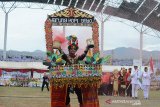 Kontingen tuanrumah provinsi Aceh memasuki lapangan saat pembukaan Olahraga Olimpiade Siswa Nasional (O2SN) di stadion Harapan Bangsa, Banda Aceh, Aceh, Senin (26/8/2019). Olimpiade Olahraga Siswa Nasional (O2SN) yang diikuti sebanyak 2.316 peserta dari 34 perovisi di Indonesia itu memperlombakan lima cabang olahraga, yakni atletik, renang, pencak silat, bulu tangkis, dan karate berlangsung tanggal 25 hingga 31 Agustus 2019. Antara Aceh/Ampelsa.
