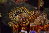 Grup reog pelajar tampil di atas panggung utama saat mengikuti Festival Reog Mini di Alun-alun Ponorogo, Jawa Timur, Sabtu (24/8/2019) malam. Festival Reog Mini dalam rangka perayaan Grebeg Suro dan Peringatan Hari Jadi ke-523 tersebut diikuti 37 grup reog pelajar yang seluruh pemainnya terdiri pelajar SMP. Antara Jatim/Siswowidodo/zk.