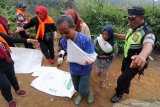 Warga mengikuti simulasi penanganan bencana alam tanah longsor di lereng gunung Wilis, Desa Jugo, Kediri, Jawa Timur, Senin (26/8/2019). Kegiatan yang diselenggarakan Badan Penanggulangan Bencana Daerah (BPBD) di daerah rawan bencana alam tersebut bertujuan melatih warga menguasai teknik evakuasi dan penyelamatan diri apabila terjadi tanah longsor. Antara Jatim/Prasetia Fauzani/zk.