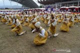 Penari menampilkan tarian masal saat pembukaan Olimpiade Olahraga Siswa Nasional (O2SN) di stadion Harapan Bangsa, Banda Aceh, Aceh, Senin (26/8/2019).Olimpiade Olahraga Siswa Nasional (O2SN) yang diikuti sebanyak 2.316 peserta dari 34 perovisi di Indonesia itu memperlombakan lima cabang olahraga, yakni atletik, renang, pencak silat, bulu tangkis, dan karate berlangsung tanggal 25 hingga 31 Agustus 2019. Antara Aceh/Ampelsa.